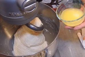 Как испечь булочки из дрожжевого теста в духовке
